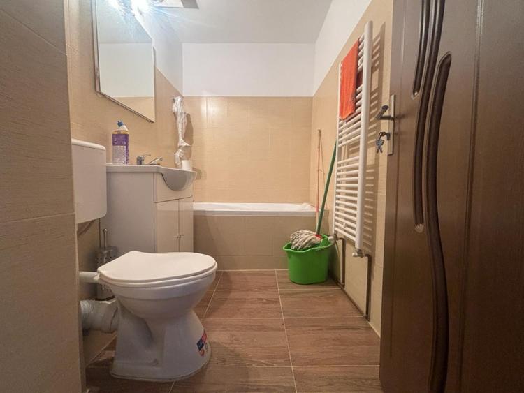 Apartament cu 3 camere decomandat, mobilat în Calea Moldovei