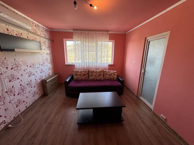 Apartament cu 2 camere semidecomandat, mobilat în Filipeștii de Pădure