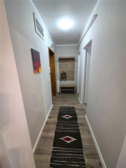 Apartament cu 2 camere semidecomandat, mobilat în Simeria