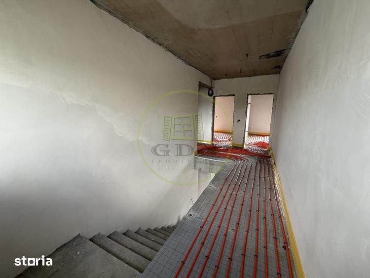 Casă cu 5 camere cu Teren 500 Mp în Malu Mare