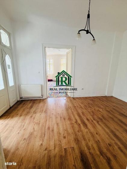 Casă cu 2 camere decomandat în Central