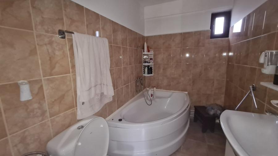 Casă individuală cu 5 camere cu Canalizare în Central