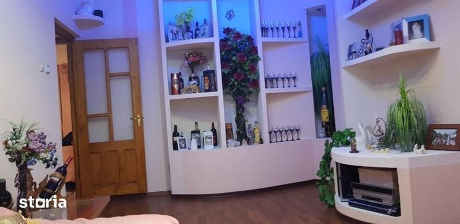 Inchiriez apartament 3 camere - 4