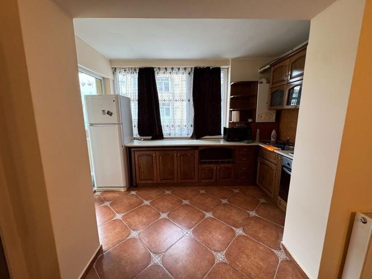 Apartament cu 3 camere decomandat în Florești