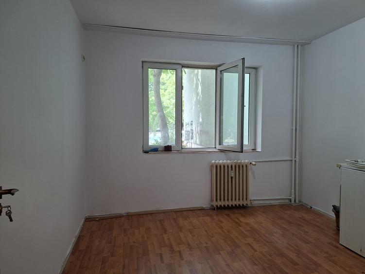 Apartament cu 3 camere decomandat în Dristor