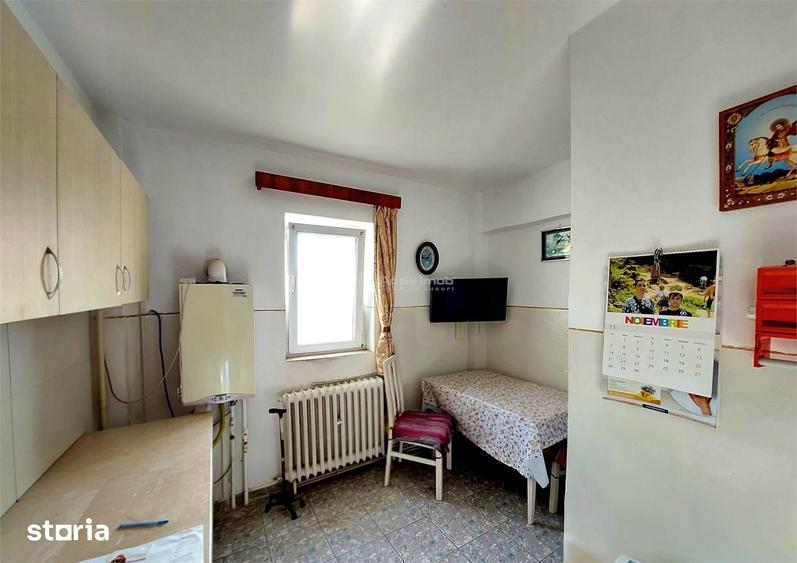 Apartament cu 3 camere decomandat în Piața
