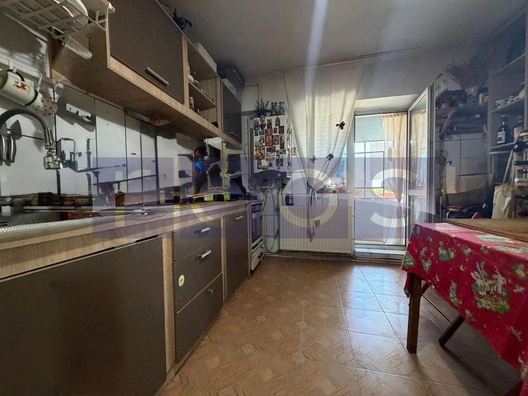 Apartament cu 4 camere semidecomandat în Central