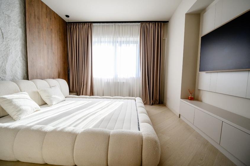 Apartament cu 3 camere semidecomandat, mobilat în Central