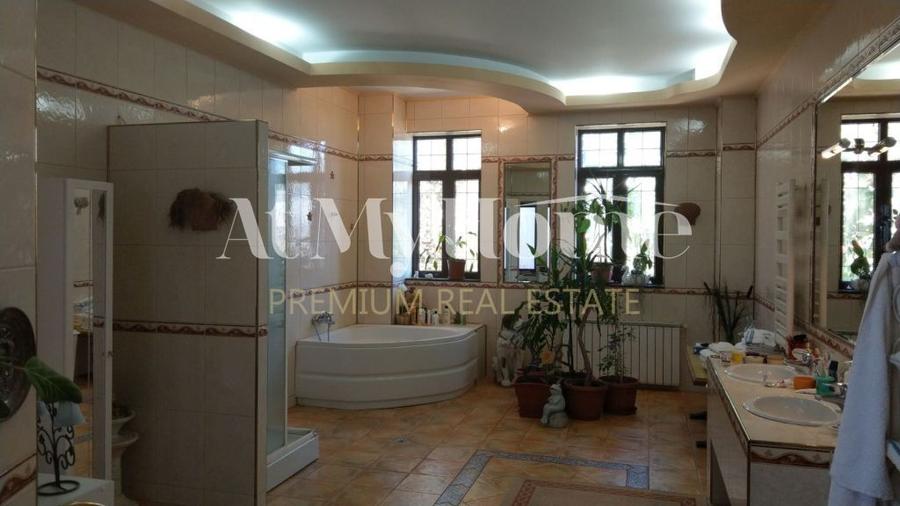 Casă individuală cu 12 camere cu Canalizare în Cotroceni