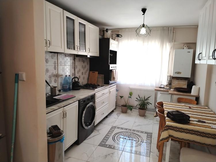 Apartament cu 4 camere decomandat în Central