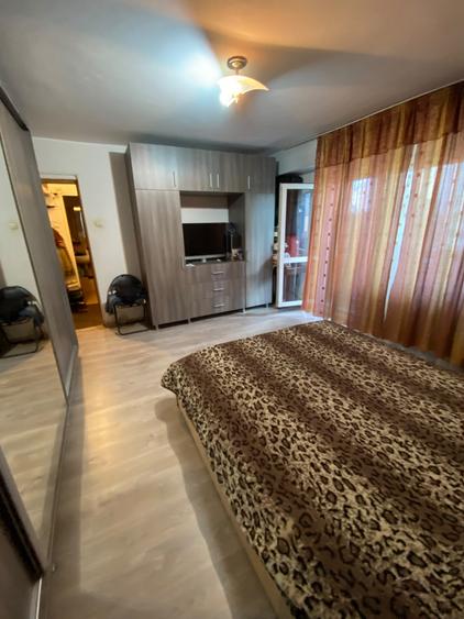 Apartament cu 4 camere semidecomandat, mobilat în Sebastian
