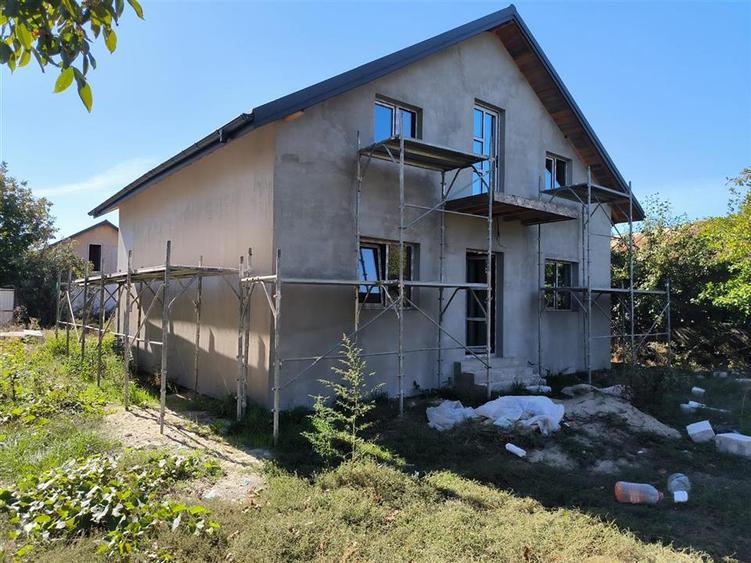 Casă cu 3 camere cu Canalizare în Pădureni