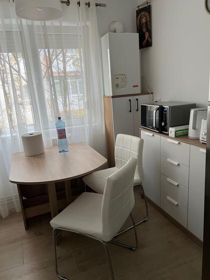 Apartament cu 3 camere semidecomandat în Micro 3