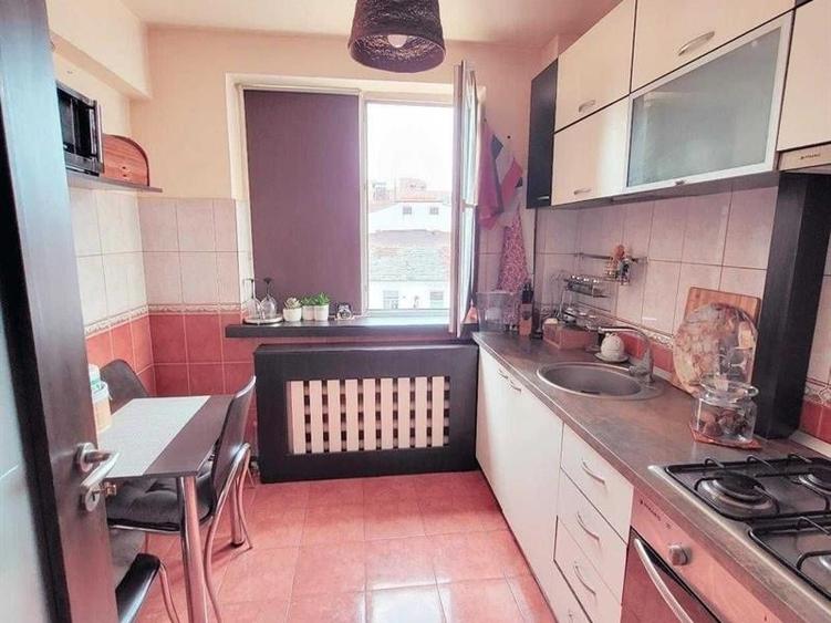 Apartament cu 2 camere semidecomandat, mobilat în Central