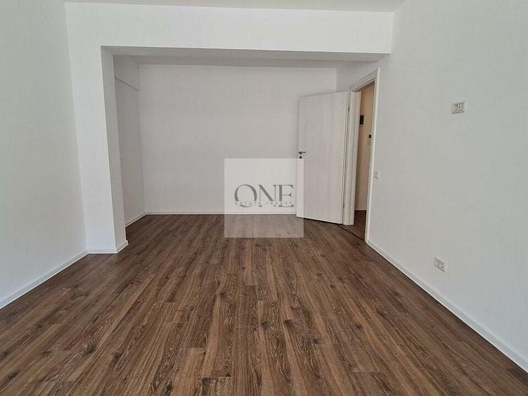 Apartament cu 3 camere decomandat în Tractorul