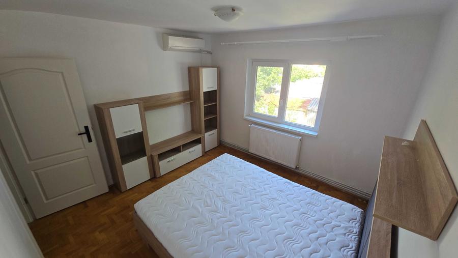 Apartament cu 3 camere decomandat în Girocului
