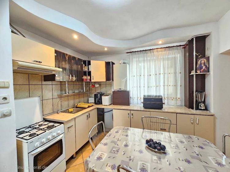 Apartament cu 3 camere decomandat în Tudor
