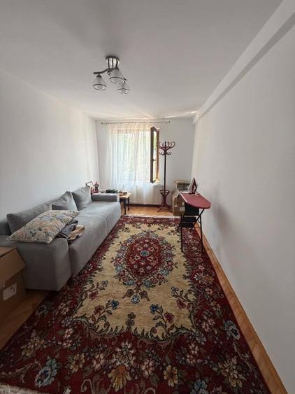 Apartament cu 3 camere semidecomandat în Andrei Mureșanu