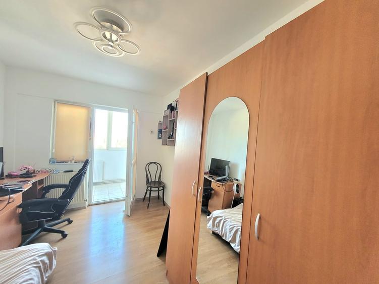 Apartament cu 3 camere decomandat în Calea București