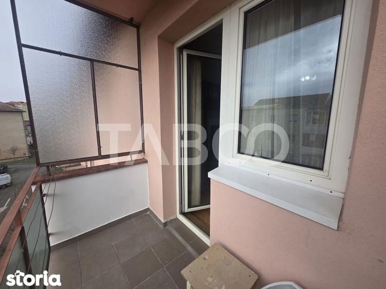 Apartament cu 3 camere semidecomandat, mobilat în Mihai Viteazul