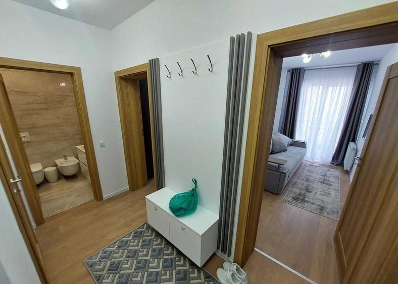 Apartament cu 3 camere, mobilat în Tractorul