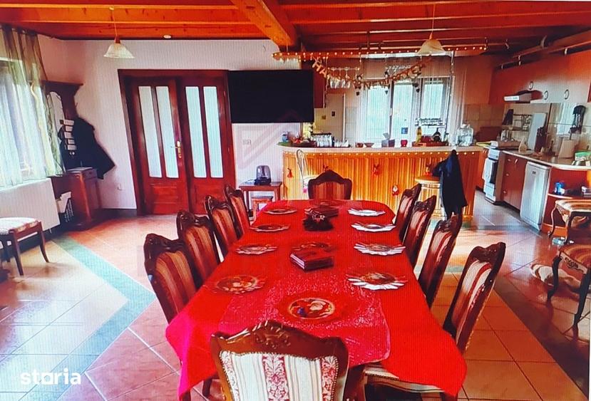 Casă cu 10 camere cu Teren 1000 Mp în Cerbăl