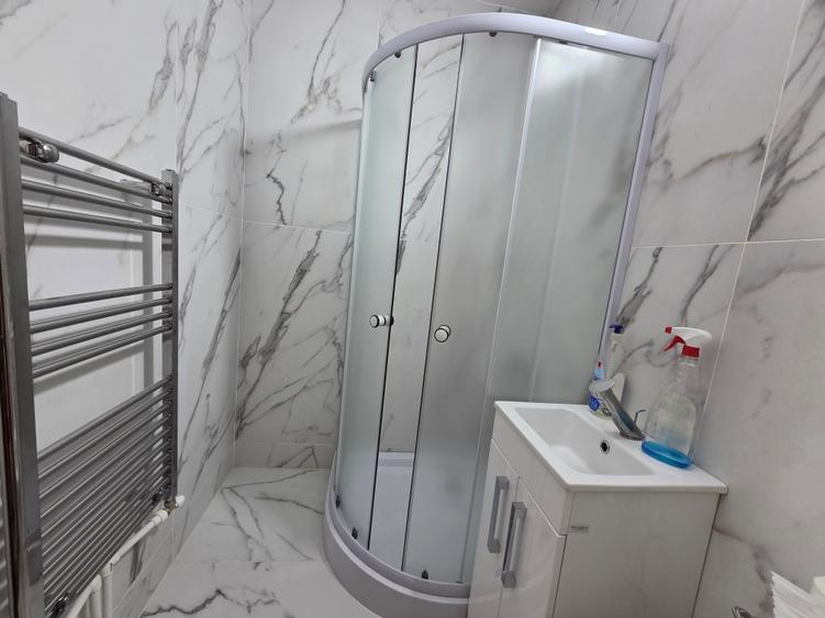 Apartament cu 2 camere semidecomandat în Adjud