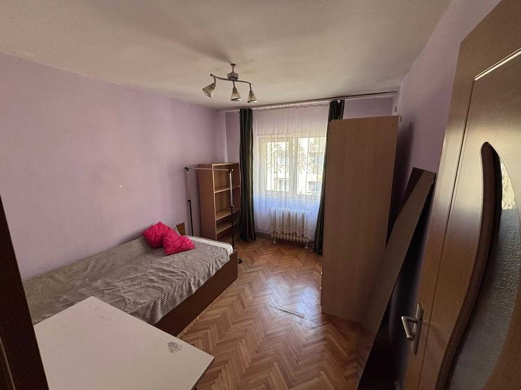 Apartament cu 3 camere decomandat în Exterior Vest