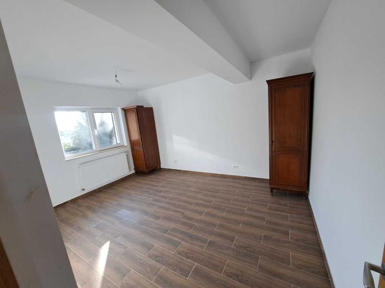 Apartament cu 3 camere semidecomandat în Cățelu