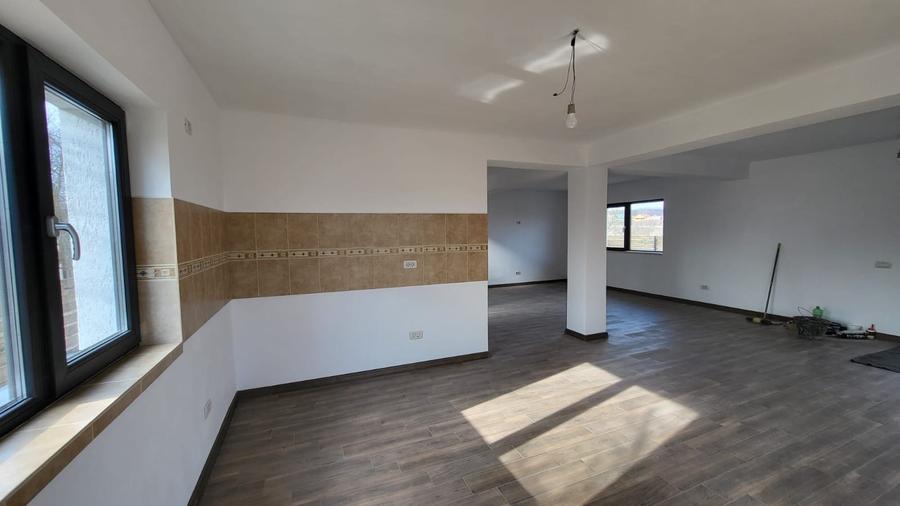 Casă individuală cu 4 camere cu Canalizare în Bascov