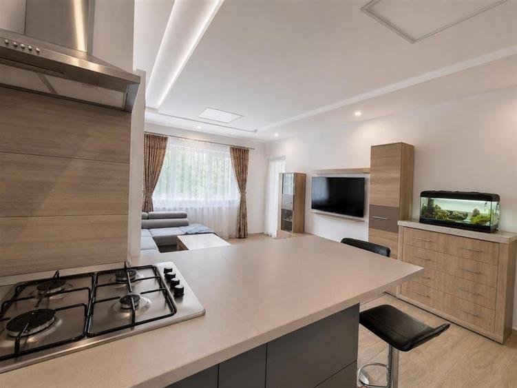 Apartament cu 3 camere decomandat, mobilat în Exterior Est