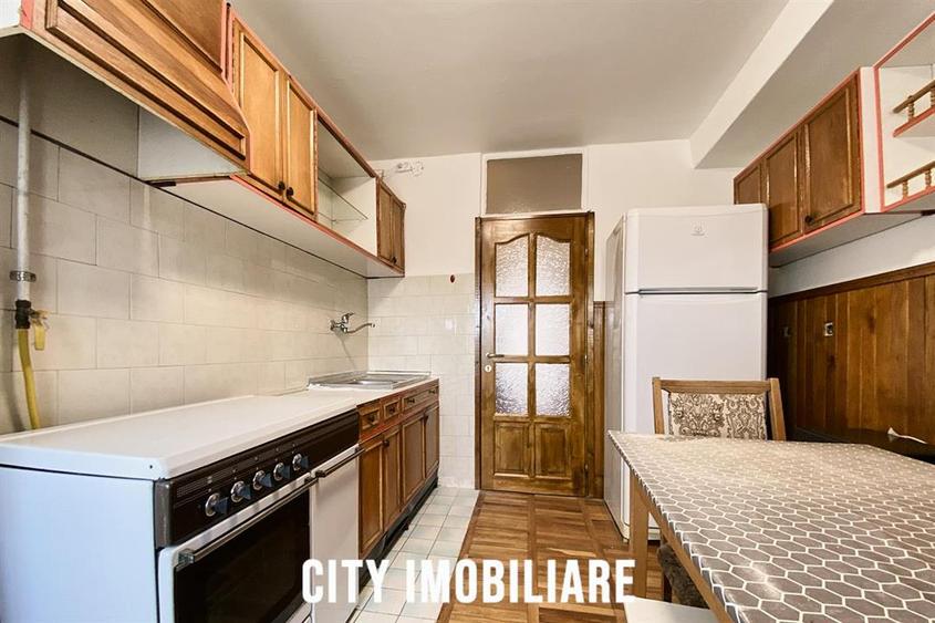 Apartament cu 4 camere decomandat în Semicentral