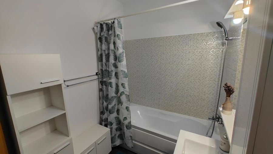 Apartament cu 2 camere semidecomandat, mobilat în Central