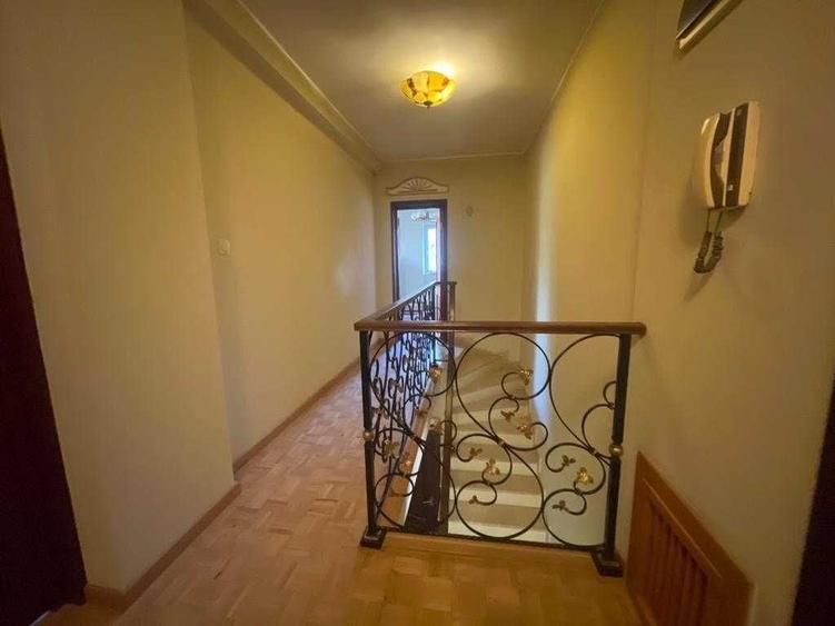 Casă cu 4 camere cu Teren 1500 Mp în Central