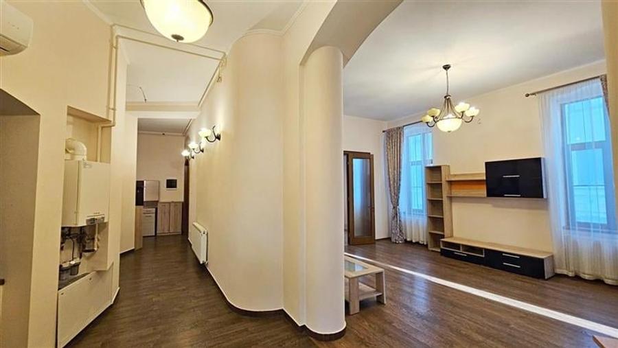 Apartament cu 3 camere semidecomandat, mobilat în Central