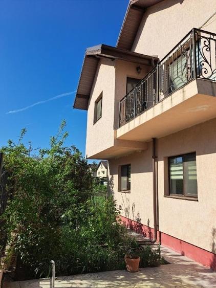 Casă individuală cu 4 camere cu Teren 300 Mp în Central