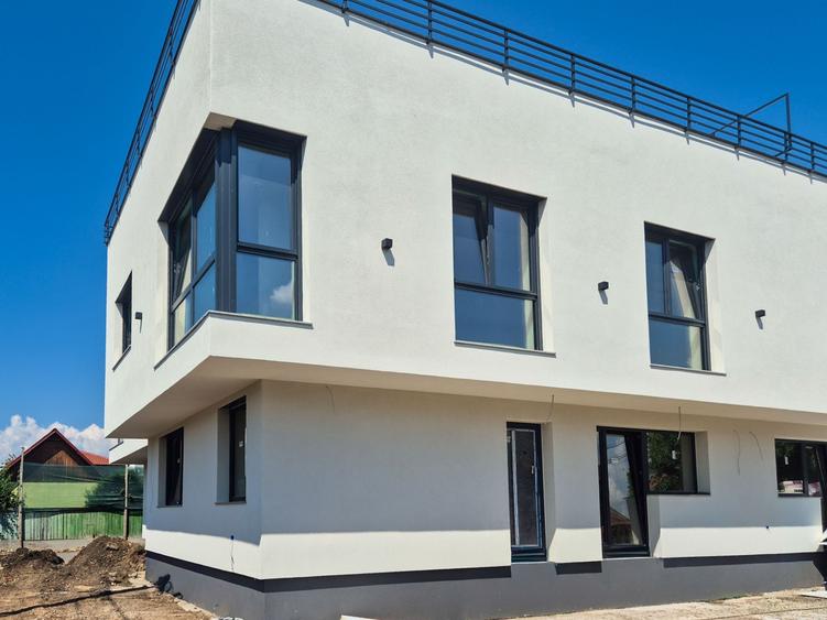 Duplex cu 4 camere cu Canalizare în Florești