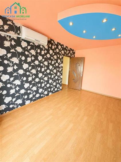 Apartament cu 3 camere semidecomandat în Rovine