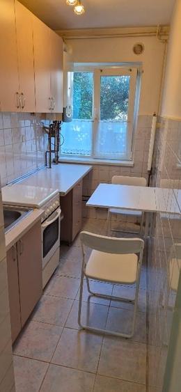 Apartament cu 3 camere semidecomandat, mobilat în Complex Studențesc