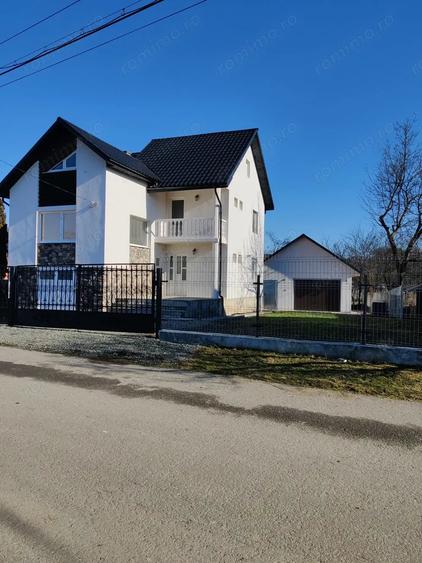 Casă cu 4 camere cu Teren 1000 Mp în Lăpuș