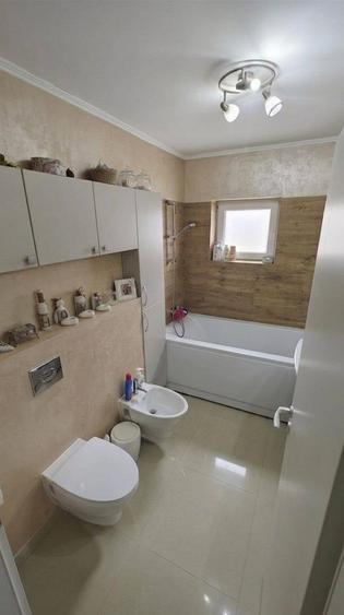 Apartament cu 3 camere decomandat în Europa