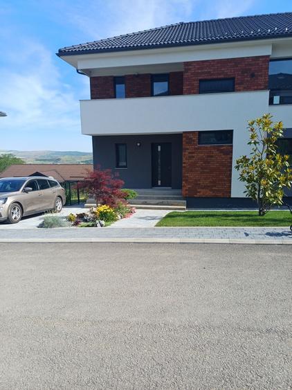 Casă cu 4 camere în Dezmir