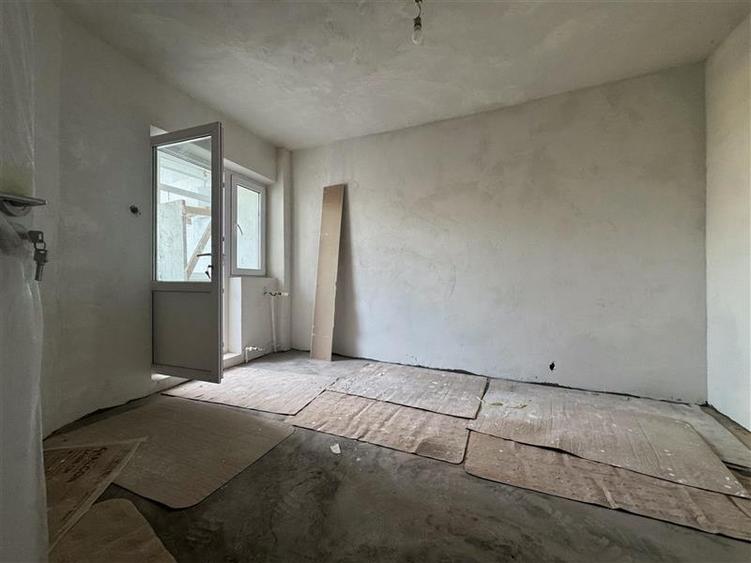 Apartament cu 3 camere decomandat în Aeroport