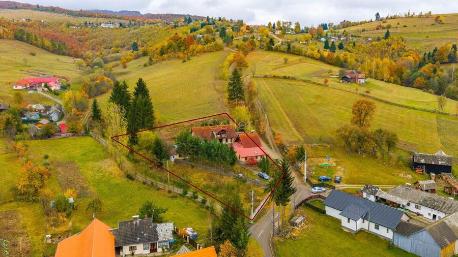Casă individuală cu 10 camere cu Teren 2980 Mp în Barcani