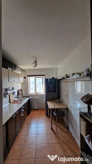 Apartament cu 3 camere semidecomandat în 13 Septembrie