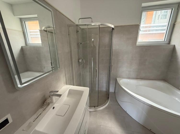 Apartament cu 4 camere decomandat în Băneasa