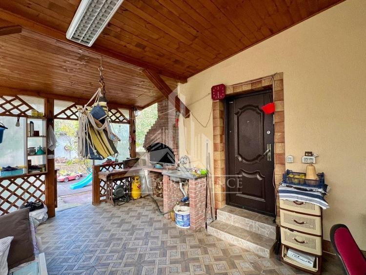 Casă individuală cu 9 camere cu Canalizare în Crângași