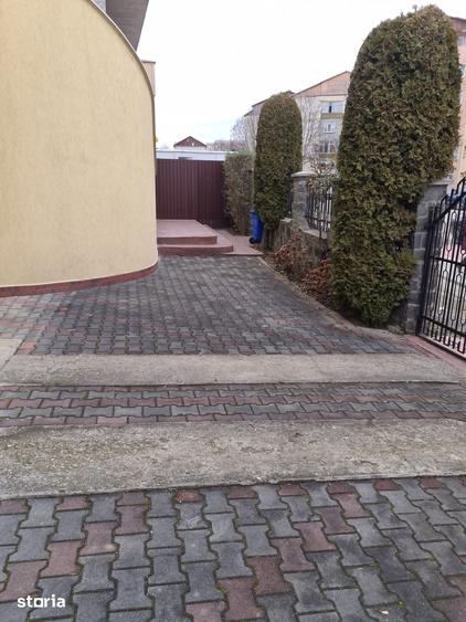 Casă cu 6 camere cu Teren 1000 Mp în Central