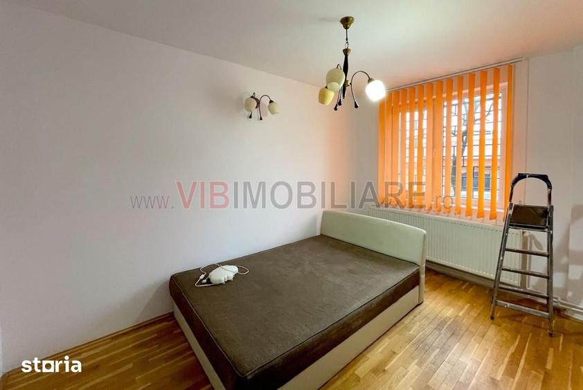 Apartament cu 3 camere semidecomandat, mobilat în 1 Mai