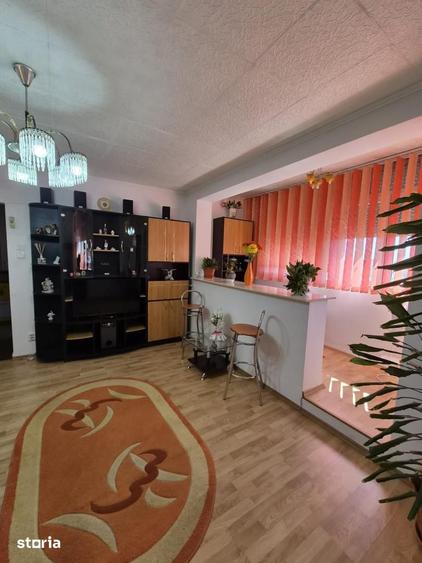 Apartament cu 3 camere semidecomandat în Giulești